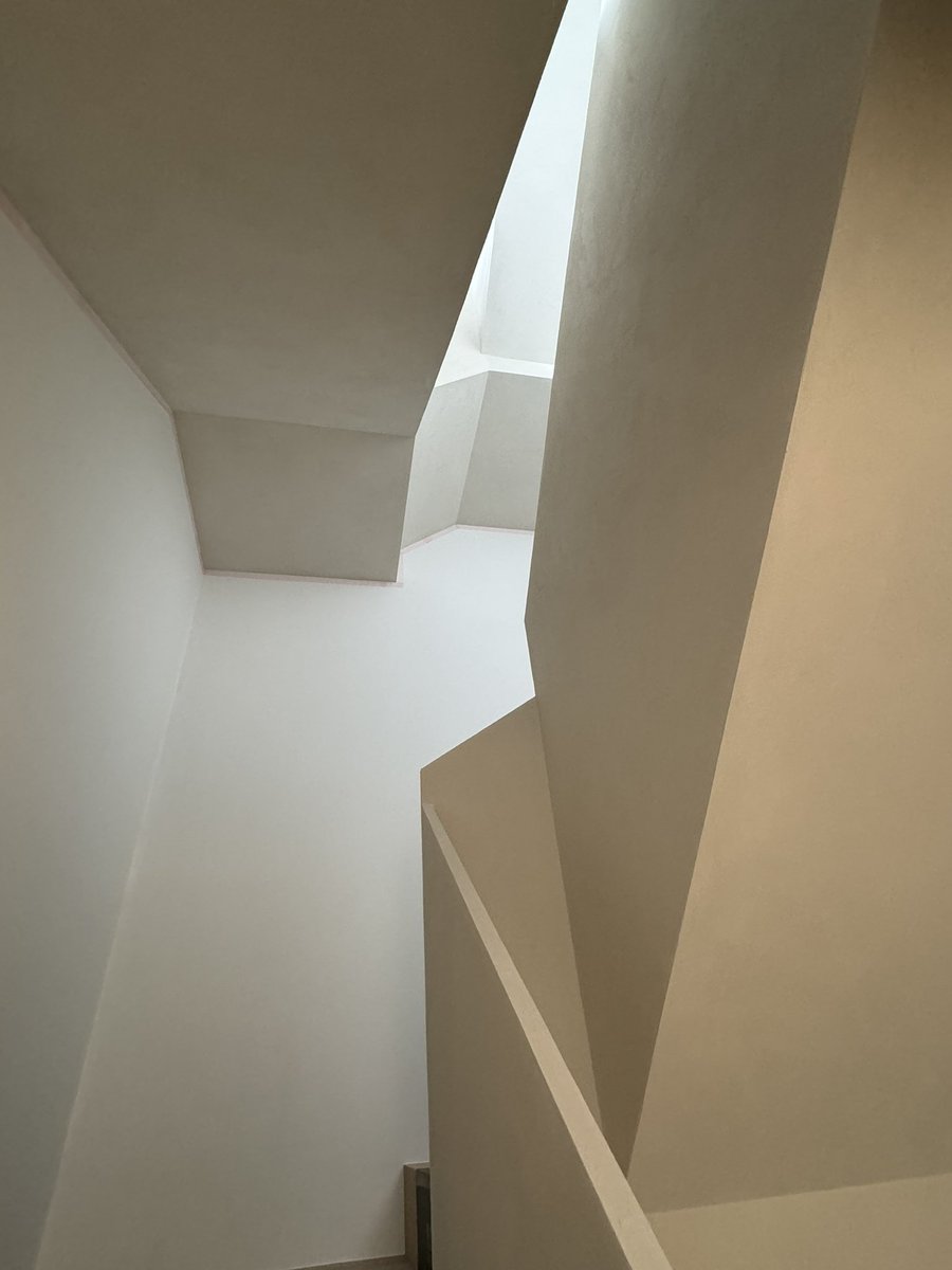 RodanPolishedPl's tweet photo. Recently completed beautiful staircase in Rickmansworth, Hertfordshire using Portofino polished plaster #polishedplaster #venetianplaster #interiordesign https://t.co/yzpWQuiwI0