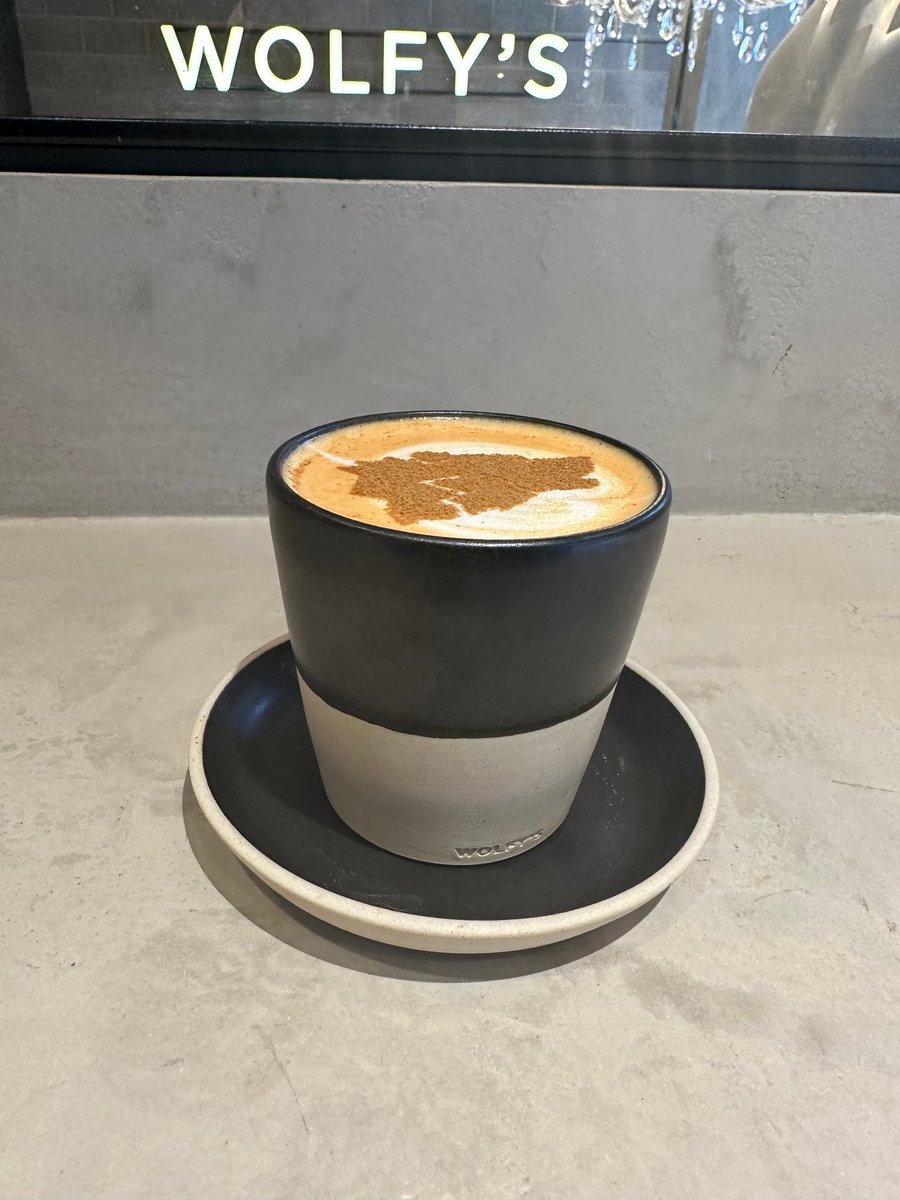 WolfysBar's tweet image. Craving a caffeine-free pick-me-up? Try Wolfy's Bar's bestselling Red-chino! Made with rooibos espresso, soy milk, honey, and cinnamon, it's the perfect blend of flavors to energize your day! #Rooibos #CoffeeAlternative #WolfysBar linktr.ee/wolfysbar