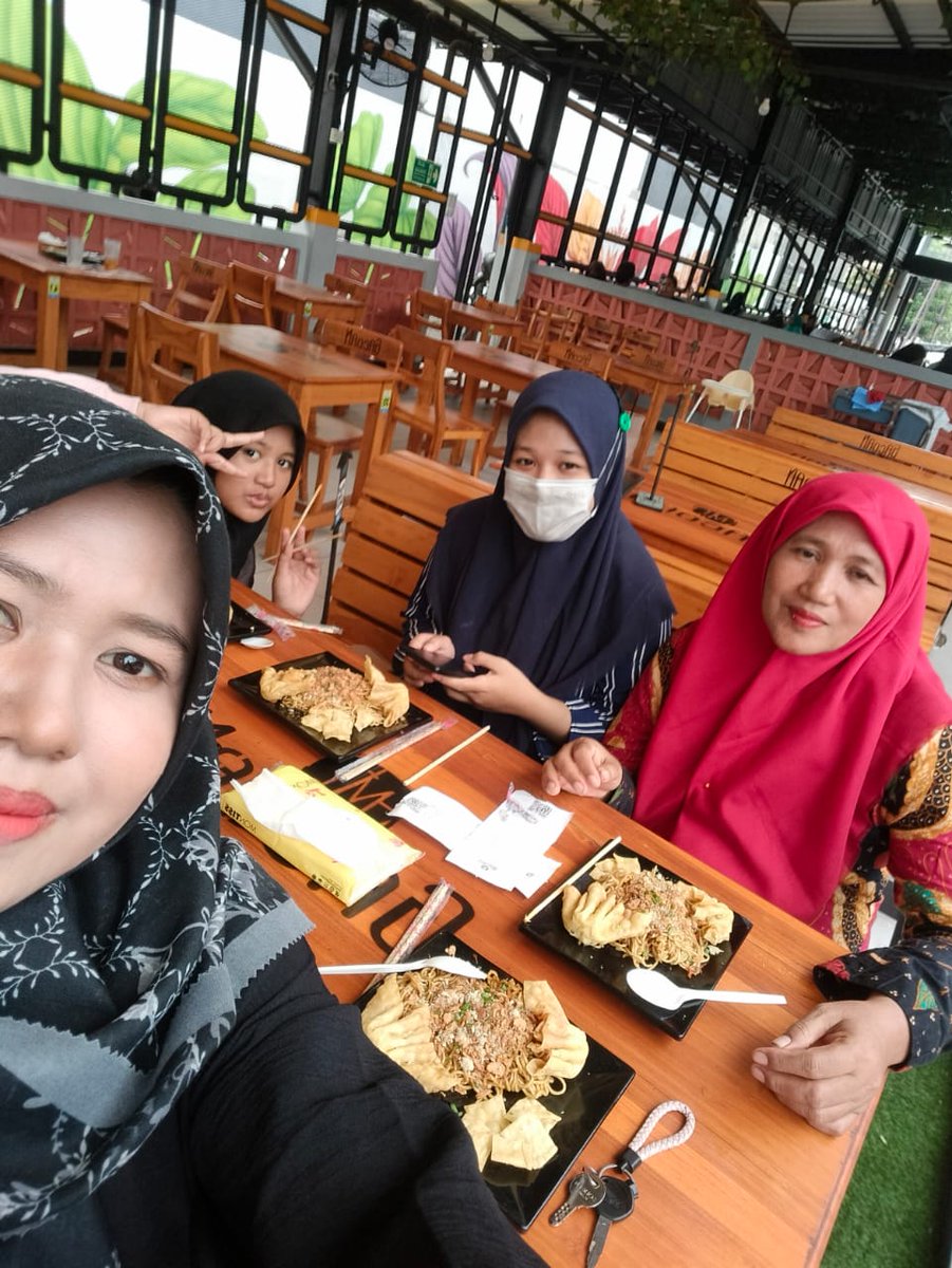 arnluthfy's tweet photo. Thankyouuu kak @mie_gacoan atas hadiah vouchernya di hari ultahku 29 Februari 2024. Finally, adek²ku bisa jajan bareng di gacoan Surabaya. Hadiah paling berkesan hari ini. Sukses selalu. 🫶🏼 https://t.co/sSB9Il4qZ7