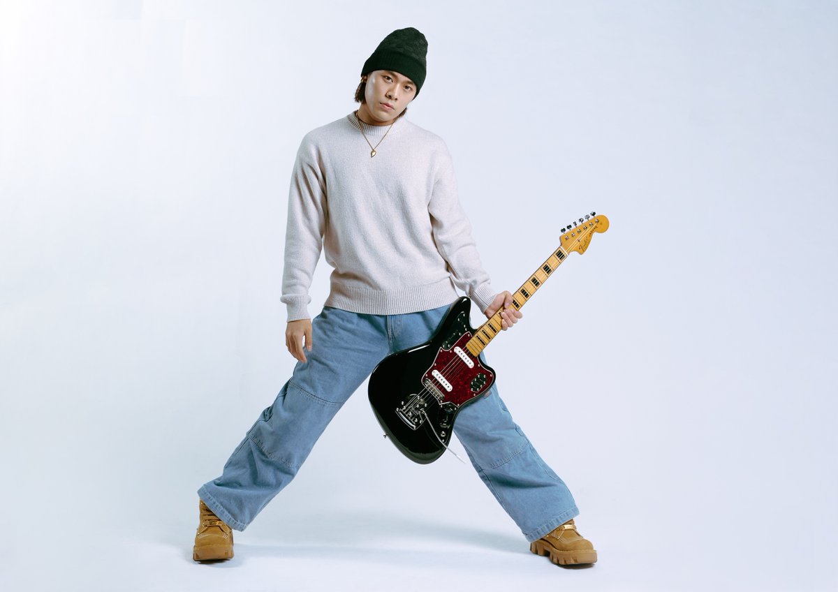 Fender_Official's tweet image. #FenderNews: いま大躍進中の3人組バンド、#Accusefive（#告五人）からギター＆ヴォーカルの #雲安（Yun-An）がCover Artist に登場！

インタビュー前編では、ギターとの出会い、練習方法、影響を受けたアーティストやフェンダーに対する想いを訊いた。

記事を読む⏩bit.ly/4bNtfiC