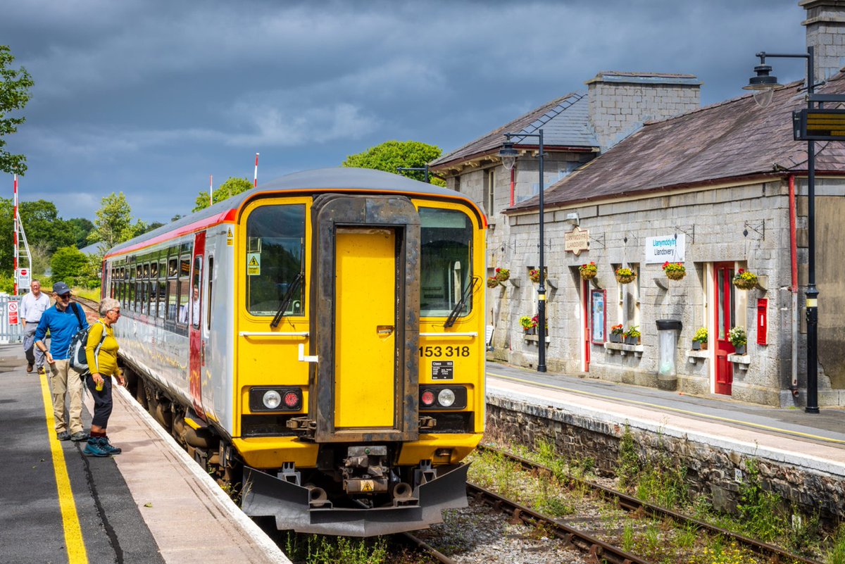 🥾 Be a #TrailTaker and enjoy a true #RailToTrail experience along the @heartwalestrail. Expect rolling green hills & Victorian spa towns 🛤 Check out author & #TravelWriter, Julie Brominicks 3 day #Itinerary 📲 bit.ly/49xvIMQ #WalesByTrails #Llwybrau