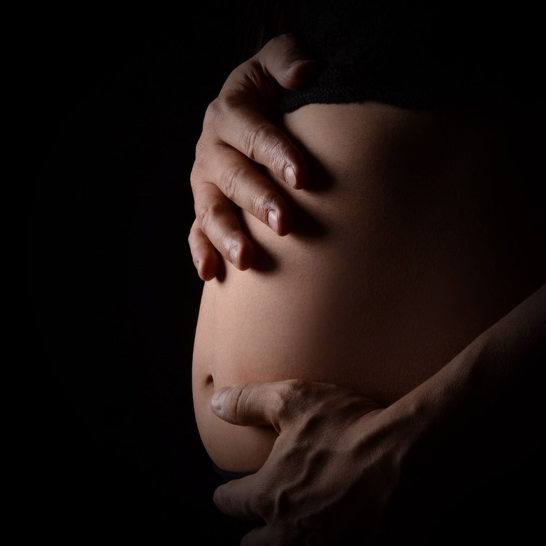 Offrez-vous un moment de douceur et de sérénité avec notre massage spécialement conçu pour les futures mamans. 
À partir du quatrième mois jusqu'au huitième.
buff.ly/3Vftu0j 
 #Maternité #DansLeNoir #BienEtre #Enceinte #Massage