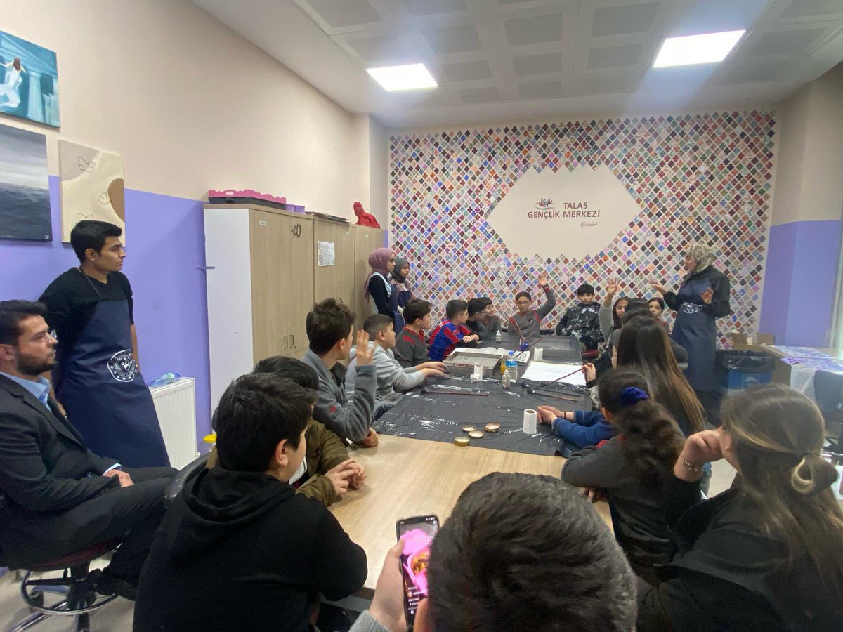 GSB_Talasgm's tweet photo. #çedes programı kapsamında şubat ayının teması olan Sabır etkinliğimiz, #TalasGm de Ebru çalışması ile devam ediyor. https://t.co/HioC7EMwXK