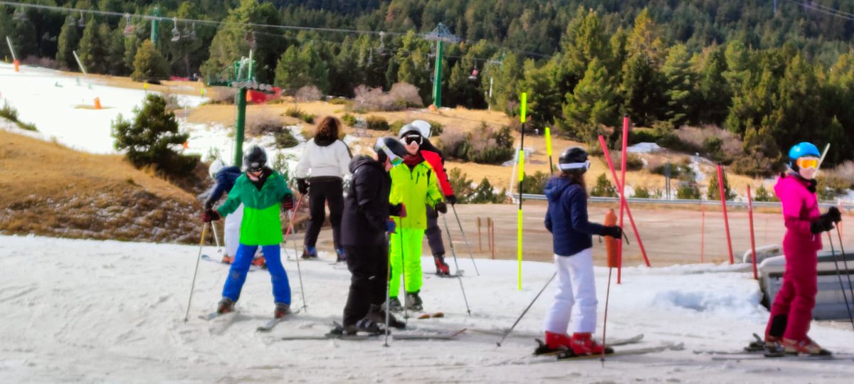 inslaplana's tweet photo. L'alumnat de 1r ESO ha gaudit de dos dies d’aventura i neu a La Molina. Tots s’ho han passat d’allò més bé esquiant i aprenent. Les condicions climàtiques han estat excel·lents i la neu va començar a caure! L’emoció ha estat present a totes les activitats!
#PMOE #PROA https://t.co/AoRlZ1wEAf