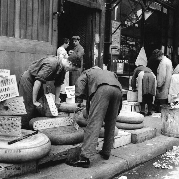 Les meules de fromage aux Halles de Baltard. 
1938. Paris 
Bon appétit.