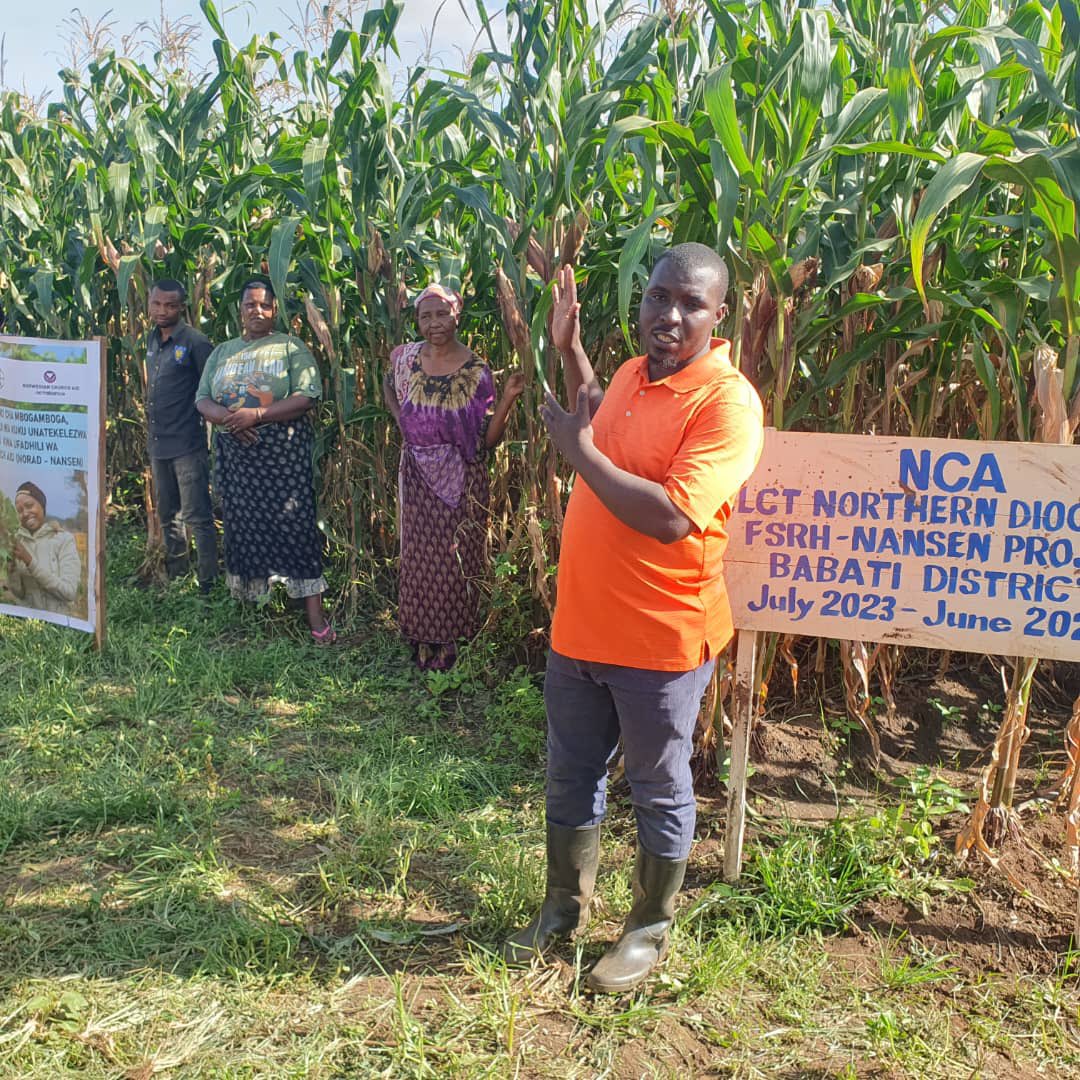 ELCT_ND_NCA's tweet photo. Wageni kutoka NCA (Mshauri wa NCA Tanzania kutoka NCA makao makuu Oslo Norway na Afisa kutoka NCA Tanzania) wakiwa katika ufuatiliaji wa miradi katika mashamba ya wakulima wanaopatikana katika vijiji vya Gedamar wilayani Babati mkoani Manyara.
@NcaTanzania 

#FSRH https://t.co/mLiypI7ZBG