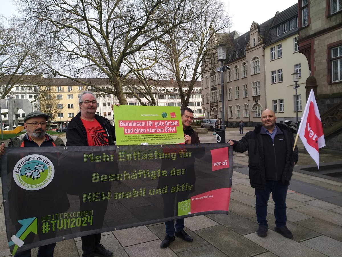 TorbenSchultz's tweet photo. Nur mit mehr Personal, besseren Arbeitsbedingungen und einer auskömmlichen Finanzierung kann auch in Zukunft eine guter #ÖPNV gewährleistet werden. Deswegen haben gestern Beschäftigte der #NEW vorm #RatMG auf ihre Forderungen aufmerksam gemacht.
#WirFahrenZusammen https://t.co/6vCcQZ4S1U