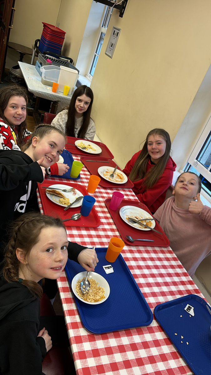 maddiston_ps's tweet image. Some tired faces at breakfast this morning!