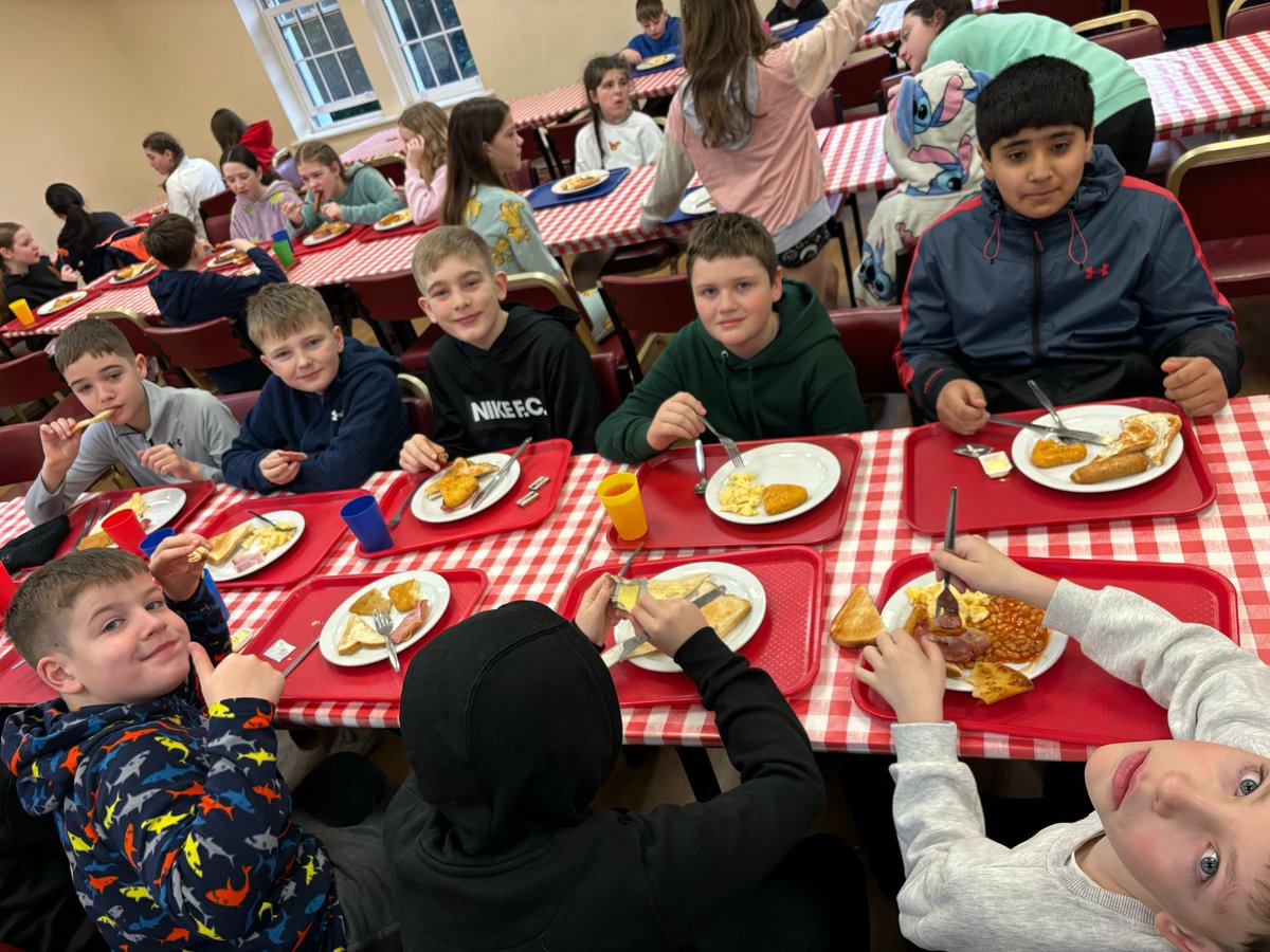 maddiston_ps's tweet image. Some tired faces at breakfast this morning!