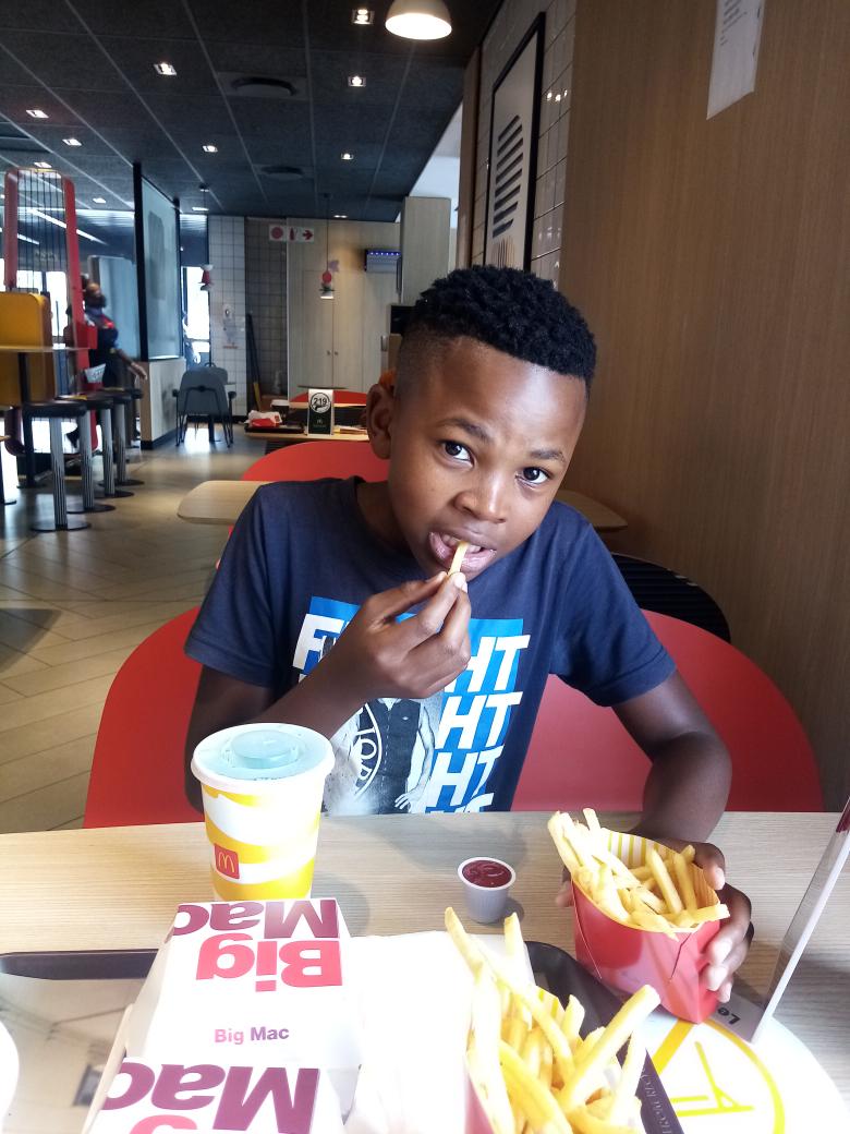 VumaniRadebe's tweet image. #WINWITHWEBAFRICA #BETTERCONNECTION #SPREADINGLOVEWITHWEBAFRICA @webafrica spreading love to an orphan by buying him lunch
