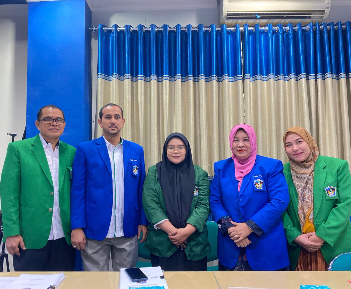 12Faradyba's tweet photo. Hari ini ada banyak sekali orang tua yang berbahagia karena anaknya telah sarjana, salah satunya anak bimbingan saya, Sahwa Lioni. https://t.co/9oE9GuATmR