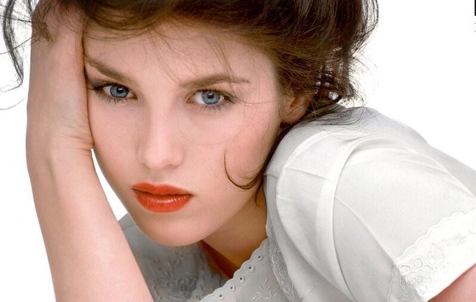 ISABELLE ADJANI - Página 8 GHf_Sk0W8AAinXY?format=jpg&name=small
