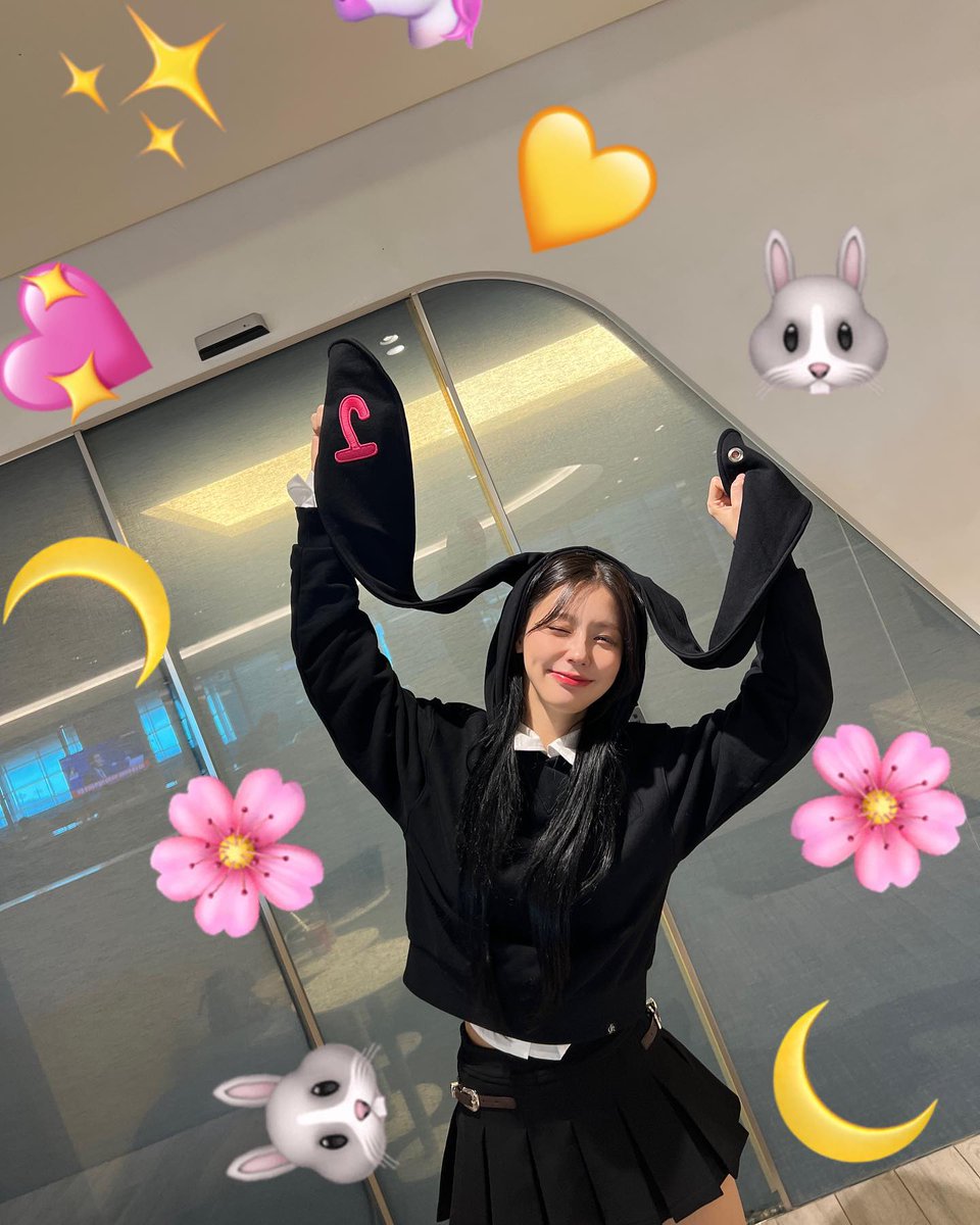 miyeonse's tweet photo. Wrapped in casual black, her fashion sense whispers a tale of subtle hip and playfulness, where simplicity meets the characteristic of her own, creating a visual symphony of effortless and mischievous Myeon (and stickers that are flying around). 🦄🐰🌙🌸💖 https://t.co/vvuEZ3IEWe