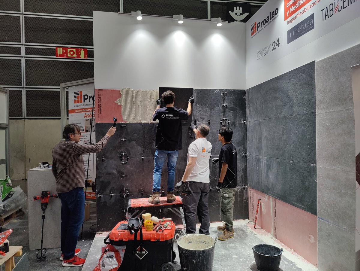 Proalso's tweet photo. XXIII Encuentro de Colocadores en @Cevisama, instalación de revestimientos cera con @undefasa @tabicem @Filasurfacecare #ycr #RubiTools Stand D40 P1 N3 https://t.co/XvGY8D4YAx