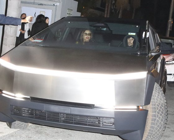 jbieberism's tweet photo. 🚨 Justin Bieber in his New Brand Tesla Cybertruck in Hollywood. https://t.co/IN4DFhsBqs