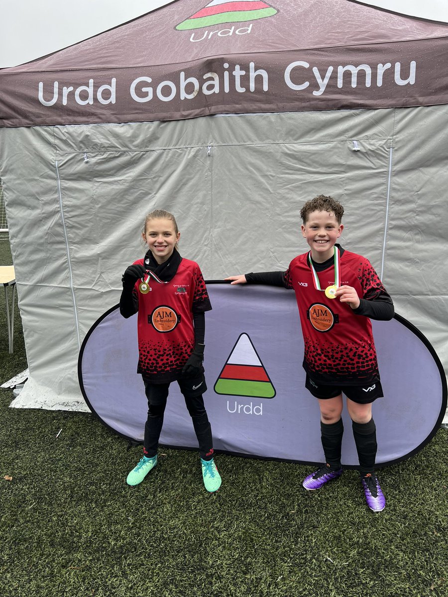 Huge congratulations to these pair who both play for <a href="/youth_county/">Newport County AFC Academy</a> winning South East Wales Football <a href="/Urdd/">Urdd Gobaith Cymru</a> Championship with their school team <a href="/ygtrelyn/">Ysgol Gymraeg Trelyn</a> - huge achievement and onto the North Wales final ⚽️🎉
Llongyfarchiadau i chi gyd! #cymraegywiaitheintaith