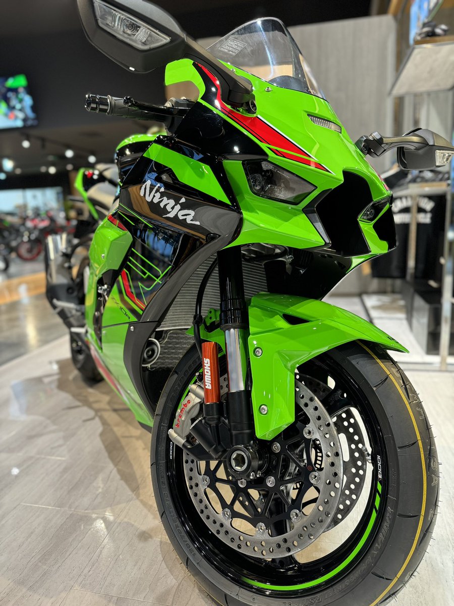 PLAZAmatsuyama's tweet photo. カワ���キプラザ松山です。
先日のスーパーバイク世界選手権にて
レース2ではアレックス・ロウズ選手(Kawasaki Racing Team WorldSBK)が優勝致しました!
NINJA ZX-10R KRT EDITION
メーカー希望小売価格 2,365,000円
1台御商談可能です!
#Kawasaki #NINJA #ZX10R #KRTEDITION #SBK #アレックス・ロウズ #カワサキ #ニンジャ #カワサキプラザ松山 #愛媛 #松山