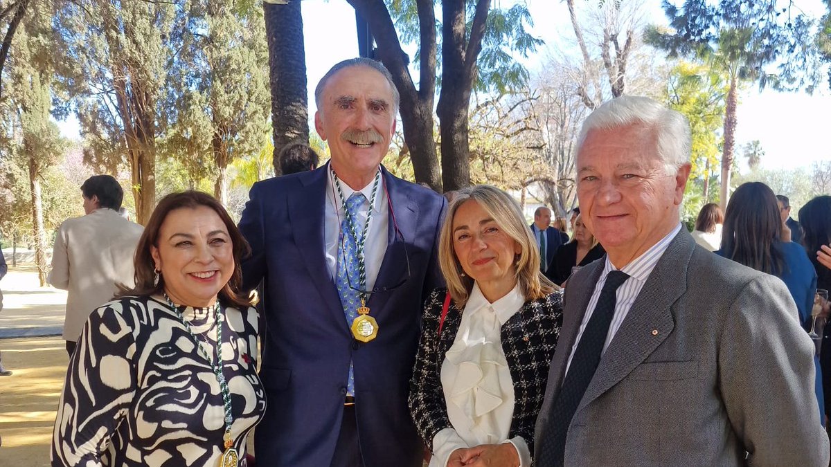 CruzRojaAND's tweet photo. 🫶 Es un honor compartir una distinción tan importante como las Medallas de Andalucía con todas las personas y entidades premiadas, a las que nos une el compromiso y la entrega a los demás, para hacer de esta tierra un lugar más próspero y lleno de oportunidades. https://t.co/dcoM7fknIq