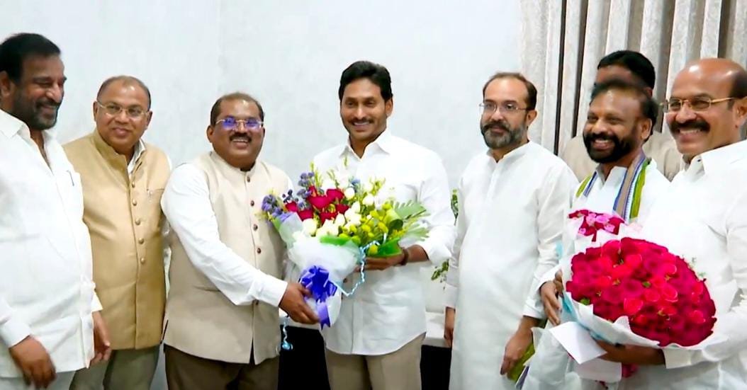 AndhrulaGalam's tweet photo. సీఎం జగన్ సమక్షంలో వైసీపీలో చేరిన ఐఏఎస్ ఇంతియాజ్..
#IAS #CMJagan #YSJagan #joinings #YSRCP #kurnool #AndhraPradeshElections2024 #APNews #andhranews #BREAKING_NEWS https://t.co/MX22ovhBHs
