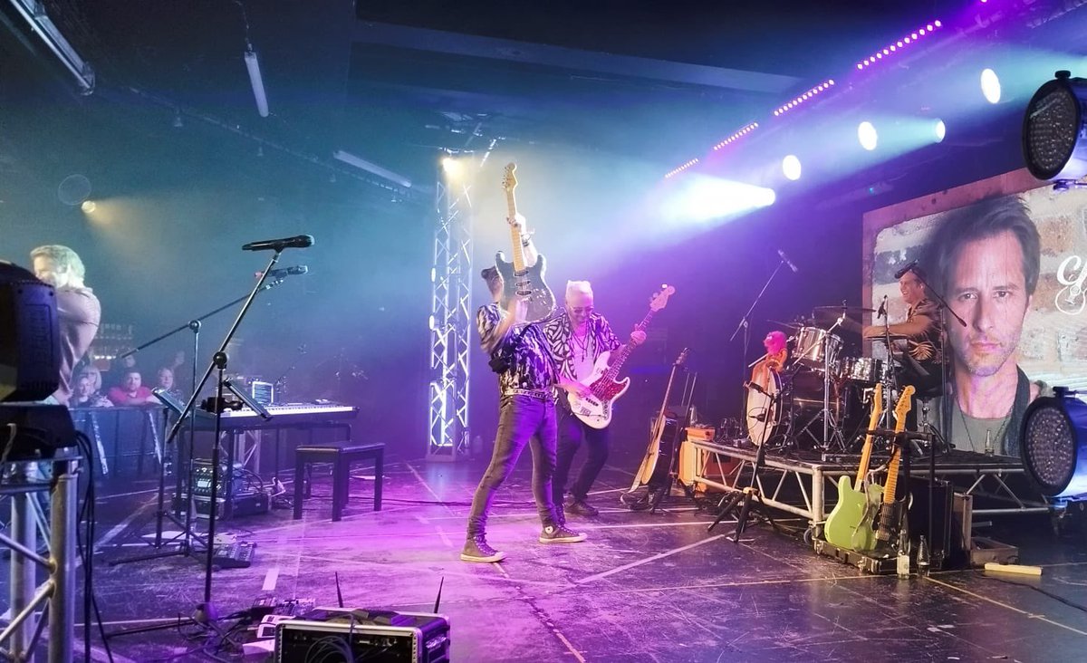 Hiding behind the mirrorball guitar in this great big ending shot courtesy of DJ legend @DJJulesLittle 🤘🏻🎸 #hiding #mirrorball #guitar #guitarist