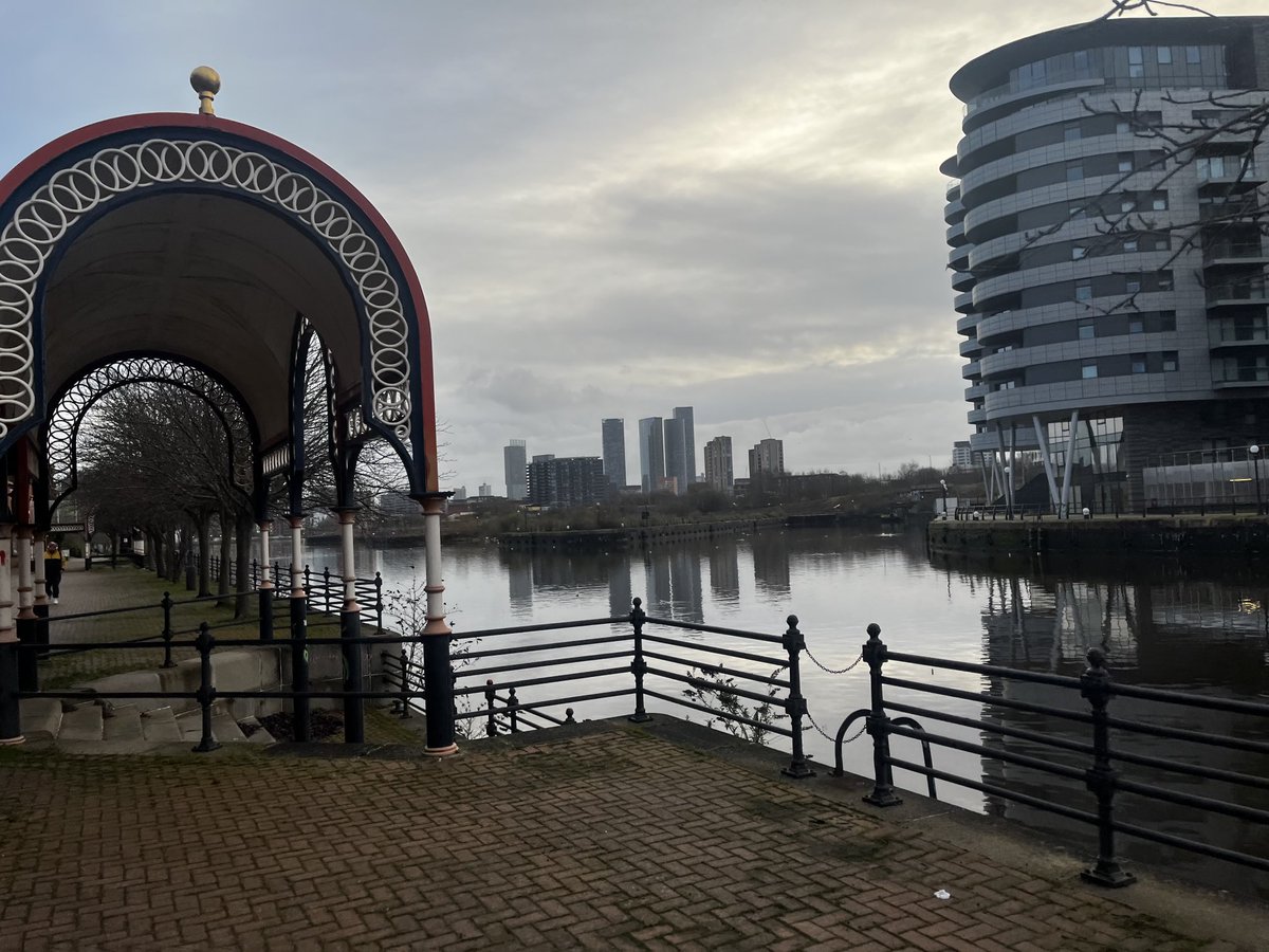 Thanks to the time difference I had an extra hour this morning for a wonderful run through #Manchester. Interesting contrasts.