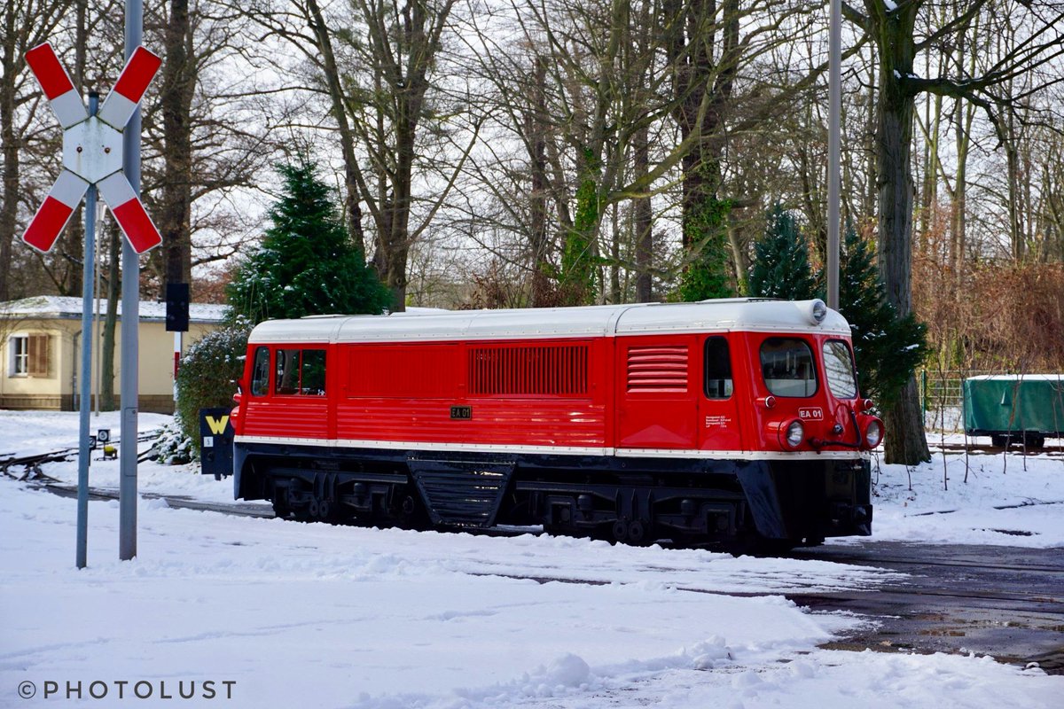 #Farbe #Colour #Farbfoto
#Colourphoto #Farbfotografie
#Colourphotography #Natur
#Nature #Winter #Schnee #Snow
📷 #SonyAlpha 6000

#Dresden #GrosserGarten #Parkeisenbahn
#TransportationThursday

Small locomotive for small people.

Hello Twitter friends. Have a nice day.