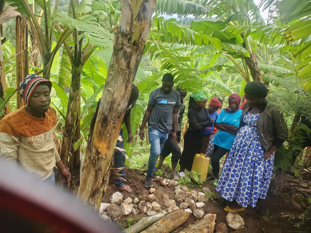 NycRutsiro's tweet photo. Nonaha, Urubyiruko mu mirenge itandukanye igize @RutsiroDistrict twazindukuye mu #Muganda wihariye w'urubyiruko aho twibanze mu kubakira imiryango itandukanye itishoboye #Ubwiherero muri gahunda ya HSI @RwandaWest  @RwandaYouthArts @RwandaYouth @YegoRutsiro @RutsiroRYVCP https://t.co/HrJWlwSwSi