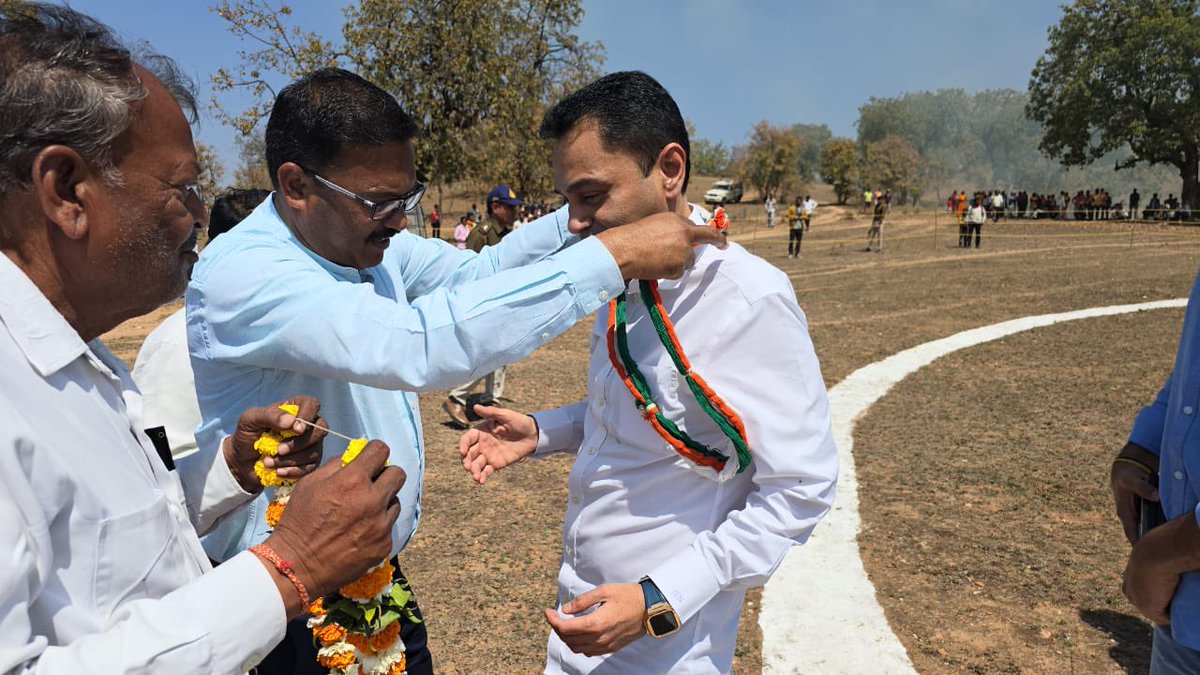 NakulKNath's tweet photo. प्रदेश के पूर्व मुख्यमंत्री आदरणीय कमलनाथ जी के साथ जुन्नारदेव विधानसभा के ब्लाक नवेगांव पहुँचकर जनसभा एवं कार्यकर्ता सम्मेलन में शामिल हुआ । https://t.co/LJKqJOEi40