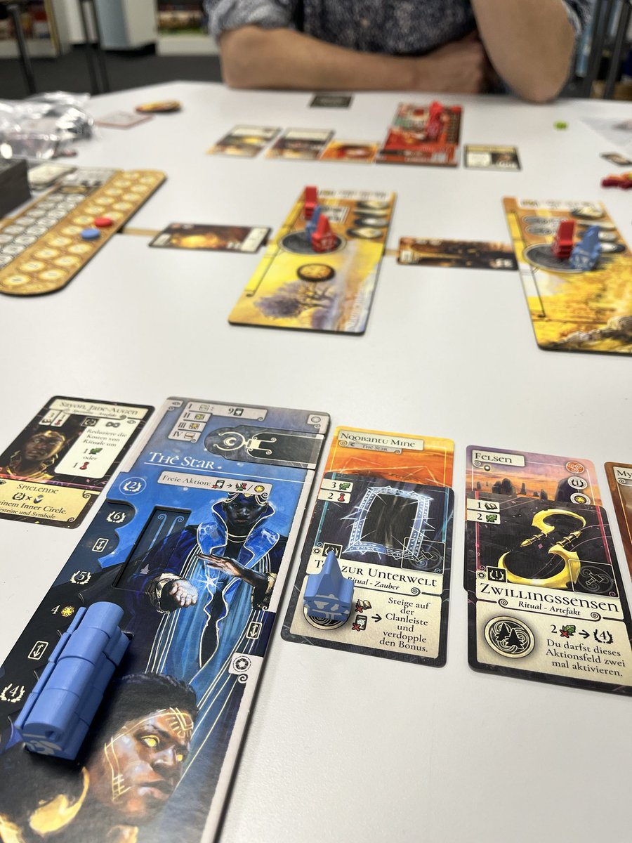 BoardGameGreek's tweet photo. Gestern Abend eine Runde #Evenfall gespielt. Ein Karten getriebenes Spiel mit Worker Placement. Der Spiel Bereich erinnert an Imperial Settlers. Und eine Runde #BetweentwoCities zu sechst! https://t.co/gZwF1zmj98