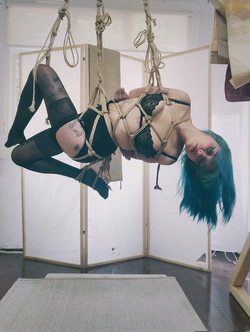 Si yo no encuentro el camino, lo hago, cada d&iacute;a una mejor modelo de shibari. @_k4nd13_ https://t.co/<a href="/tag/shibari"class="tags"><span>#shibari</span></a><a href="/tag/%E7%B7%8A%E7%B8%9B"class="tags"><span>#緊縛</span></a>