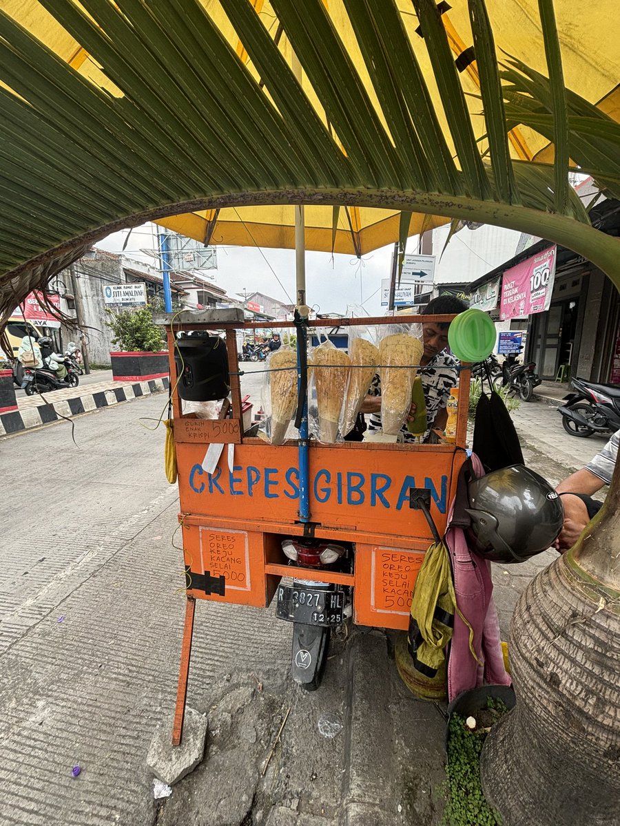 Lah <a href="/gibran_tweet/">Gibran Rakabuming</a> sekarang jualan crepes ~