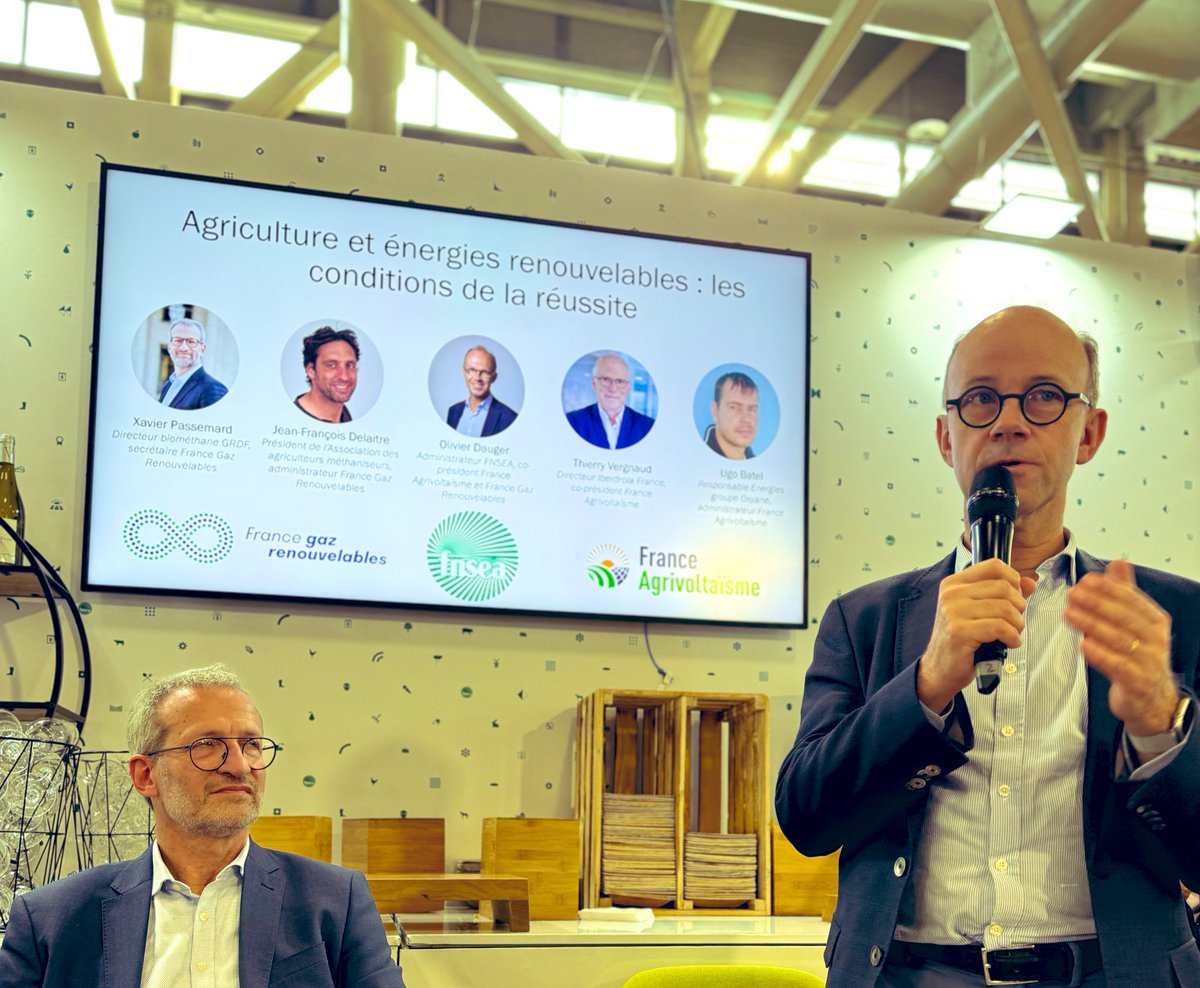 JCColasRoy's tweet photo. 🌾 Nouvelle journée de visite au @Salondelagri 🌾 #SIA 

Merci à nos agriculteurs qui font vivre la Ferme France. 🇫🇷 

Un grand plaisir d’échanger avec les nombreux visiteurs et exposants qui mettent en valeur la diversité, la richesse et les atouts de nos territoires.

@Coenove https://t.co/QXQYadcw5K