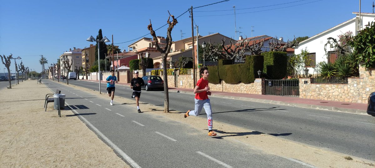 InstitutRoda's tweet photo. Demà sí! Per setè any consecutiu, el Departament d'Educació Física del centre organitza la cursa escolar "Quilòmetres de Solidaritat", impulsada per l'entitat @savethechildren_es. 🏃
Ens veiem, a les 12.30 h, a l'avinguda Fèlix Martorell! Som-hi! 💪#rdbtestimo #insrodadebera https://t.co/0IR17MTaiq