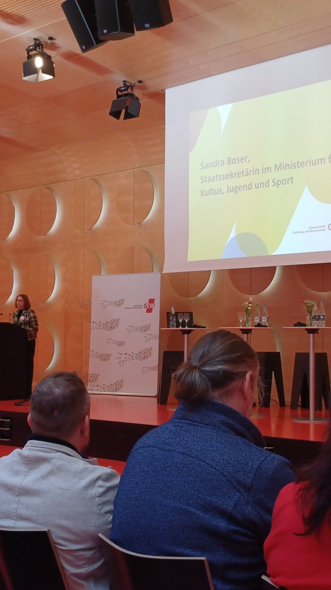 martin2mar's tweet photo. #GEW Arbeitsplatz Berufliche Schulen - Tagung Stuttgart - läuft
Es spricht Sandra Boser, Staatssekretärin KM https://t.co/Gby19ebNER