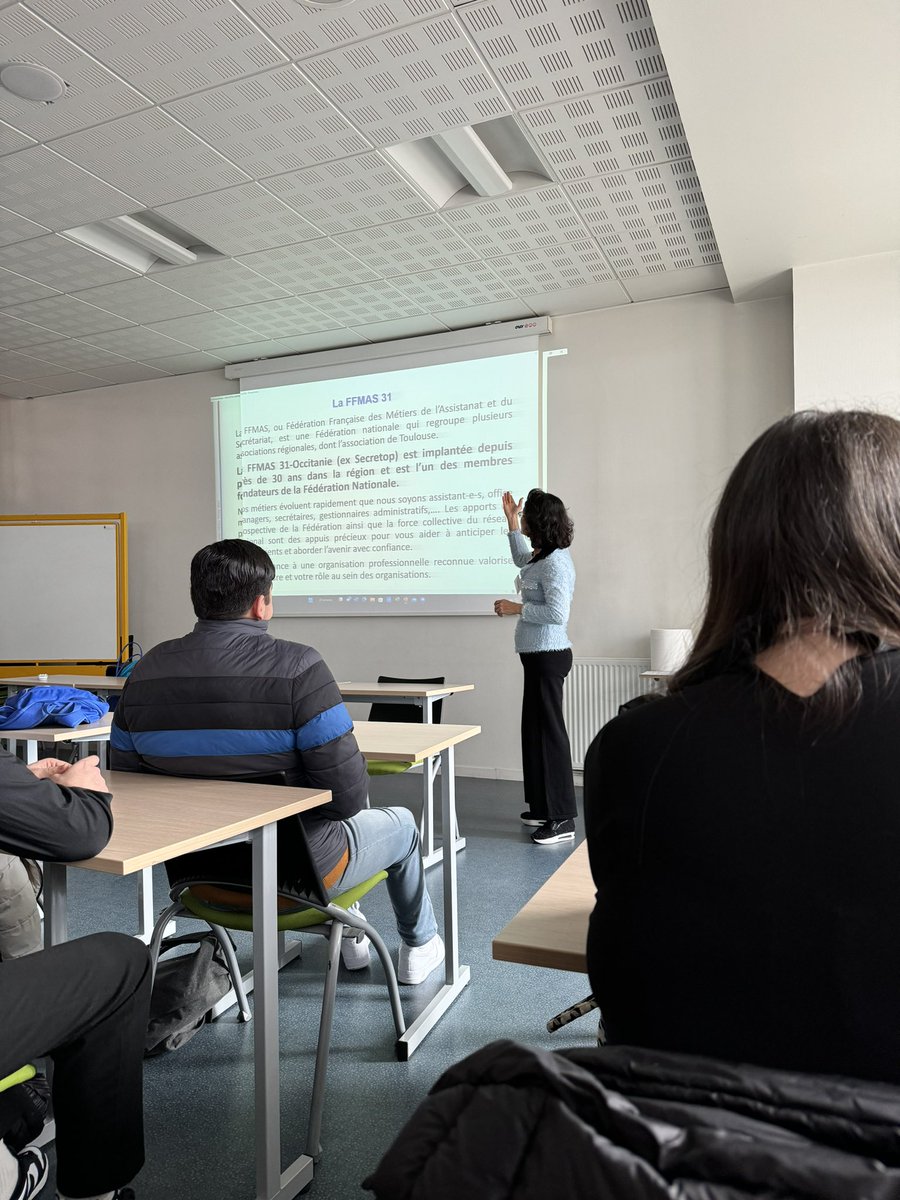 btsamberthelot's tweet photo. 🔴 En direct de la conférence présentée par la @FFMAS31 (Fédération Française des Métiers de l’Assistanat et du Secrétariat). 

✅ Une rencontre très enrichissante portant sur le métier d’Office Manager. 

Merci à eux pour leur présentation. 🤩 https://t.co/9gPj0aU43g