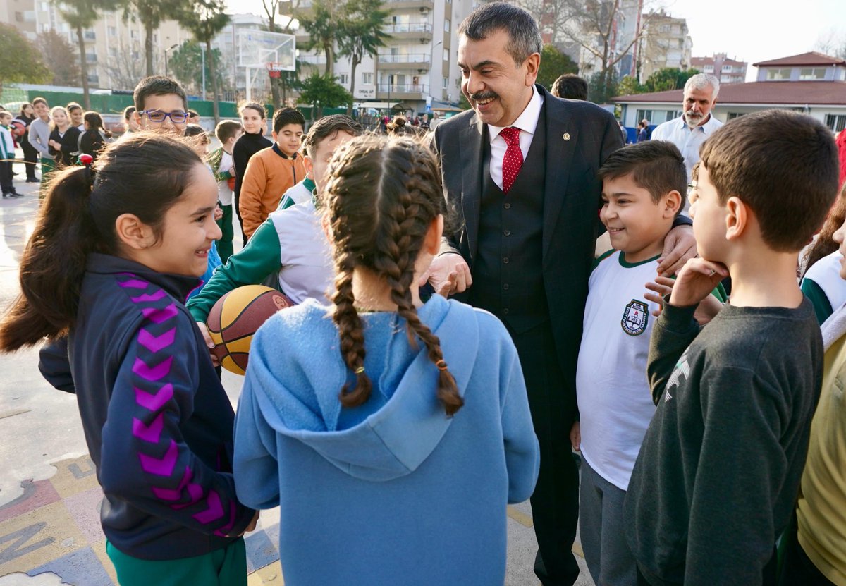 Bayraklı Şehit Polis Fethi Sekin İlkokulunu ziyaret ettik. Okul bahçemizde çocuklarımızla birlikte neşeli anlar paylaştık, spor hakkında konuştuk, derslerine iştirak ettik ve sorularını cevapladık. Meslektaşlarımla bir araya gelerek istek ve taleplerine dair notlarımızı aldık.