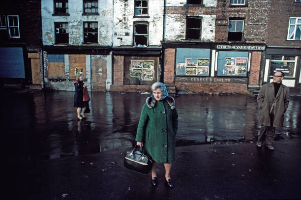 Oldham Rd, Ancoats in 1976. Just off to the right was a pub called the St Vincent (named after a naval battle won by Nelson). The pub has gone, on the site is now a small building called St Vincents House. Photo John Bulmer.