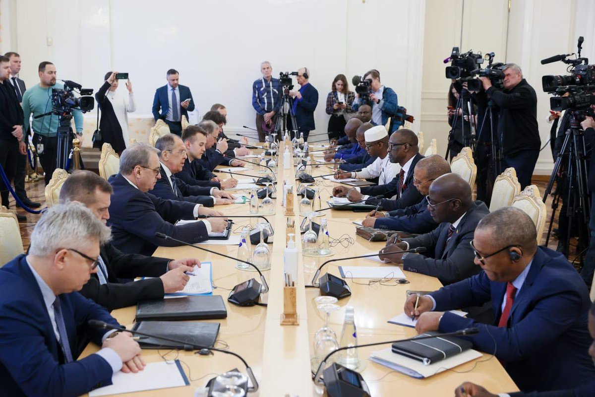 En compagnie du Colonel Sadio CAMARA, Ministre de la Défense et des Anciens combattants, j’ai eu une rencontre bilatérale, ce mercredi 28 février 2024, avec Son Excellence Monsieur Sergueï LAVROV, Ministre des Affaires étrangères de la Fédération de Russie. Nos deux délégations