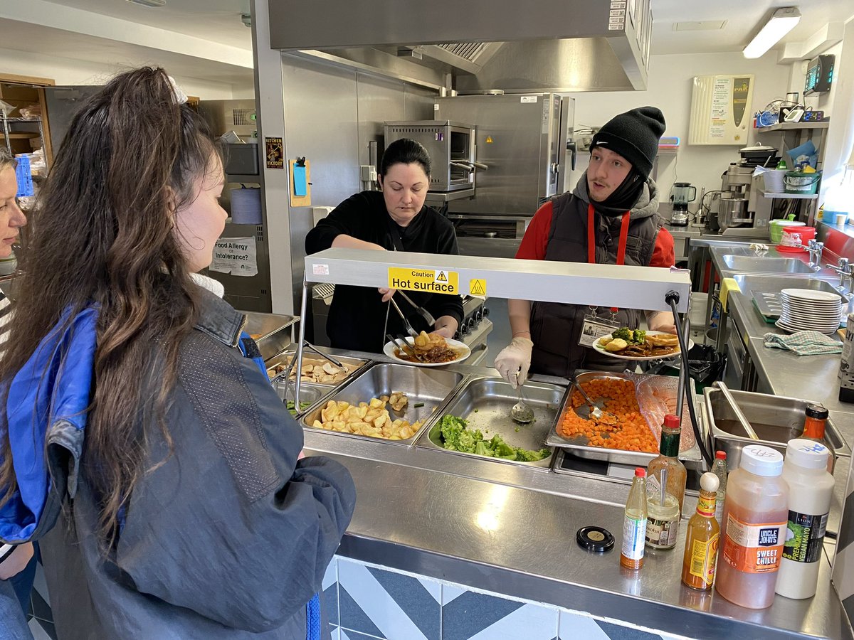 IanMikardoHS's tweet photo. B a former IMHS student has returned to do work experience in the kitchen. What a superb job he’s doing. https://t.co/kBYmMO5k9i