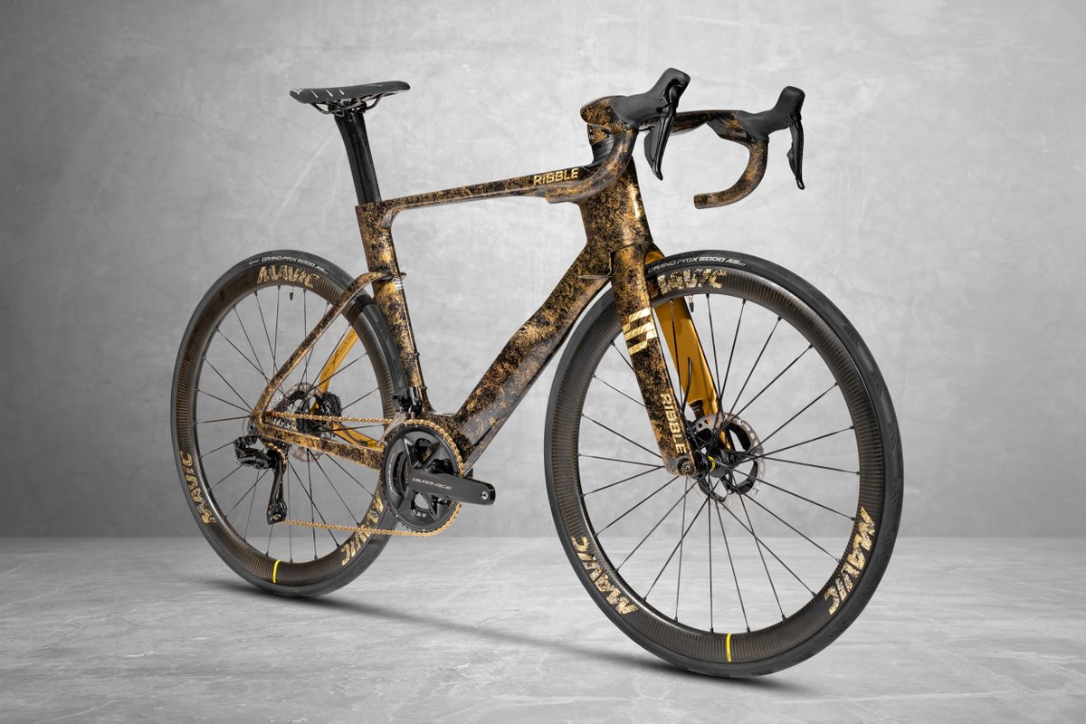 RibbleCycles's tweet photo. #NewBikeDay
Unique CustomColour Dream Machine created in collaboration with @djspoony
Ribble Ultra SL R frameset, Gold Flame, Black and Gold paint.
More about the man and machine here: https://t.co/W82iZal2lo
#myribble https://t.co/EYtzcQ1gKi