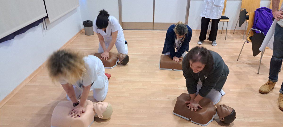 JCarballo93's tweet photo. Desde Anestesia seguimos con cursos de SVB, esta vez con nuestros compañeros de radiología del hospital Abente y Lago y con los residentes de radiología. 
Gran equipo con motivación y ganas de aprender.
#AnestChuac https://t.co/EjTe7bGEJ5