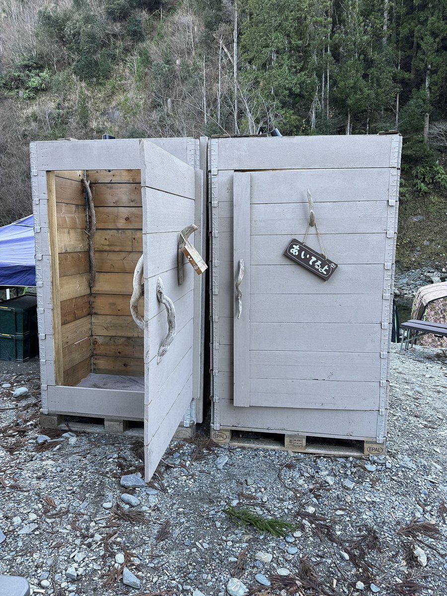 Grundfos Japan discovered a new way to recycle old pallets. With the help of a camping association Shizuoka BBQ and their members Taki and Asoviva, they transformed pallets into wooden decks for trailer houses, stage tables, changing rooms, and even a music wall at camping sites.