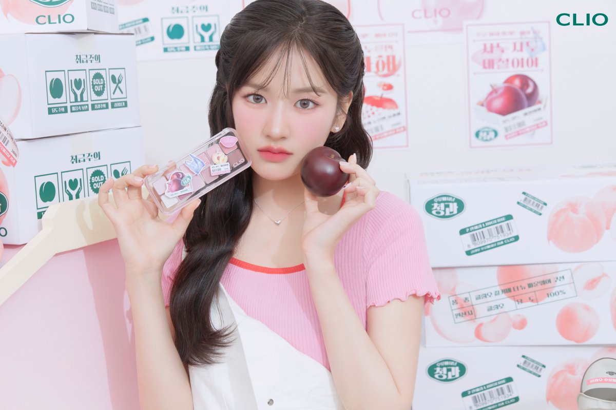 official_CLIO's tweet photo. 클리오x유진 NEW 화보 오픈💜

클리오 &amp; 유진 조합은 매일 매일이 제철이야👀

다가오는 #올영세일 을 기념해 자두자두 과즙미로
가득찬 유진 화보 추가 공개! 😆

유진이가 사용한 팔레트 컬러는 
프로 아이 팔레트 에어 10호 자두자두 제철이야💜

#클리오 #후로페샤날청과 #CLIO https://t.co/i7OrHX4vFv