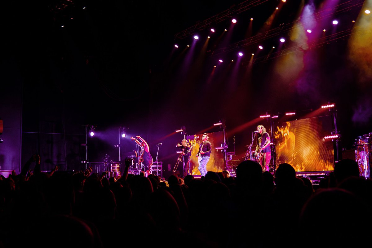 This time last week our ears were still ringing from that amazing <a href="/bfsrocks/">Bowling For Soup</a> @lessthanjake <a href="/vandoliers/">Vandoliers</a> gig at Connexin Live, Hull, so we wanted to share a few more photos from an incredible gig!

These feature @lessthanRAJ @lessthanJR !

📸  <a href="/emmgibb/">Emma Gibbon</a>