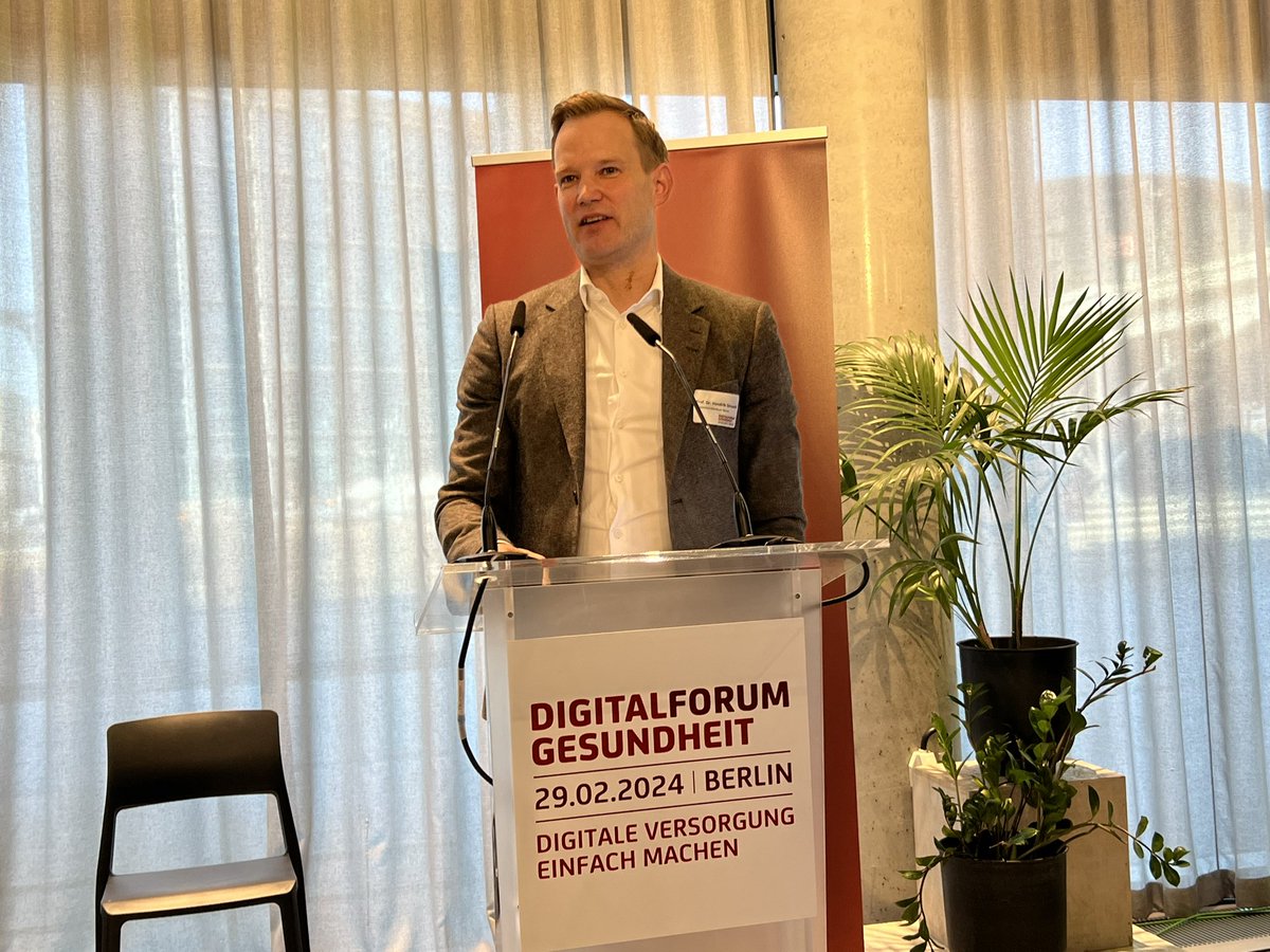 #DIFG2024 MS-DOS, Disketten und Datensilos prägen den Alltag der IT in so manchem Krankenhaus: @hendrikstreeck. Also anpacken ▶️ mit höherer Qualität und besserem wohnortnahem Zugang auch dank #Digitalisierung rücken wir von Rang 38 bei der Lebenserwartung international nach oben