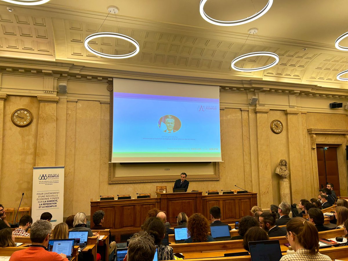 🔵 Le Ministre de la Transition écologique et de la cohésion des territoires @ChristopheBechu nous fait l’honneur de sa présence en rappelant le sujet : dans quelle mesure le #réemploi solidaire prend davantage de place par rapport au réemploi lucratif.