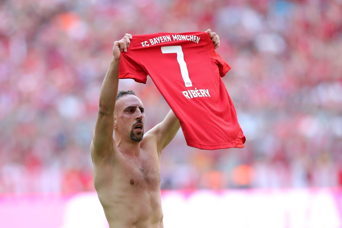 VibesFoot's tweet photo. 🔴 Franck Ribéry pourrait faire son RETOUR au Bayern Munich dans un rôle au centre de formation ! 👀🇫🇷

Il prépare actuellement ses diplômes d'entraîneur et pourrait y retrouver son fils qui joue en U13.

🗞️ @kicker