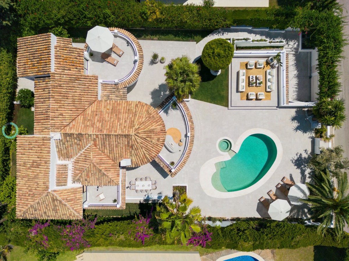 This captivating villa impresses with its unique architectural design. Situated on an ample plot in the sought-after area of Aloha, offers breathtaking views of La Concha mountain.
#marbella #marbellalifestyle #marbellarealestate #marbellaluxury #marbellarealty #purodreams