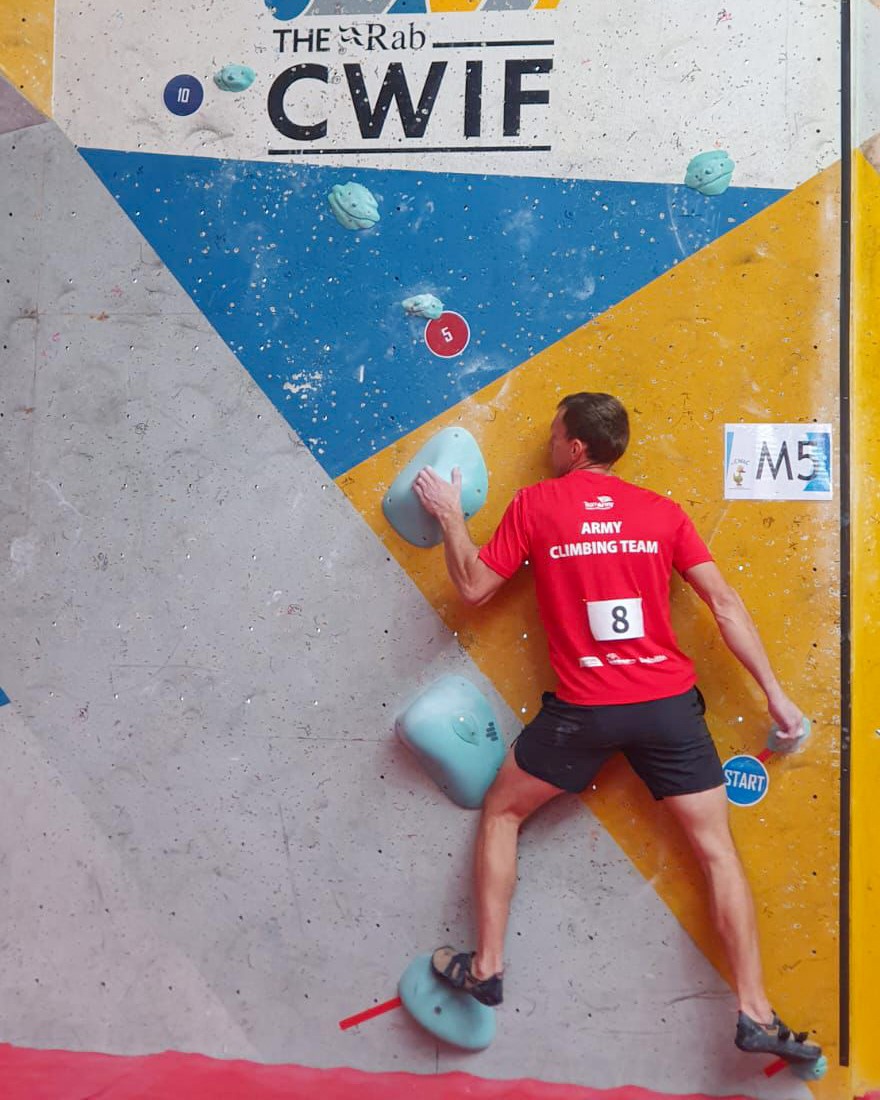 Congratulations to @RoyalGIBRegt Sgt Spooner who bagged himself a second place spot in the Inter-Services Army Bouldering. Read more about his achievements here 👉stratcommand.blog.gov.uk/2024/02/27/sec… #Sports #bouldering