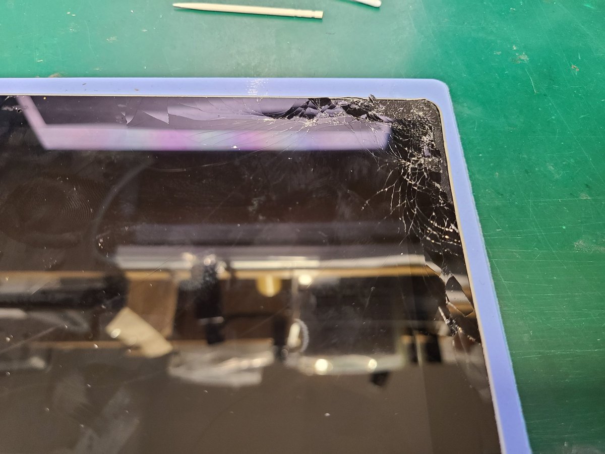 smartmax_repair's tweet image. #SurfacePro5
ディスプレイ割れ交換修理のご依頼です！いつも当店をご利用頂き誠にありがとうございます🙇🙇‍♀️
右上の方から衝撃が加わり、ひどく割れた状態でした😵💦
表示に乱れはあったものの、起動に問題無い為、新品ディスプレイに交換して無事に完了致しました✨
#タブレットまっくす
#即日
#修理